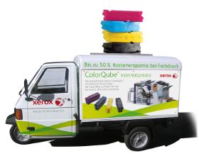 Piaggio Kastenwagen mit Werbeanbringung – Folienschnitt sowie wechselbare Schilder am Kasten und auf dem Dach